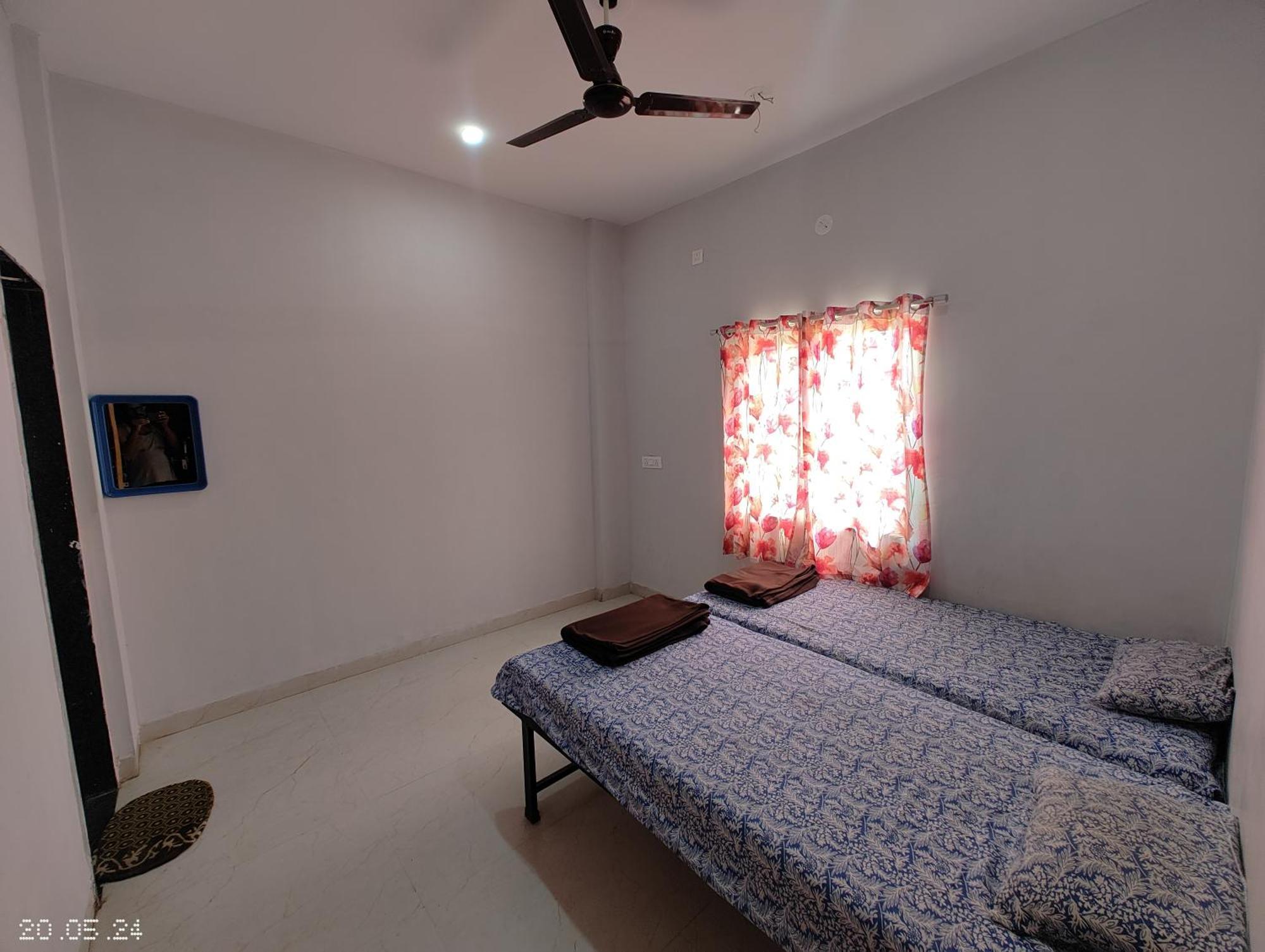 Aadishkti Bhakt Nivas Hotel Tuljapur ภายนอก รูปภาพ